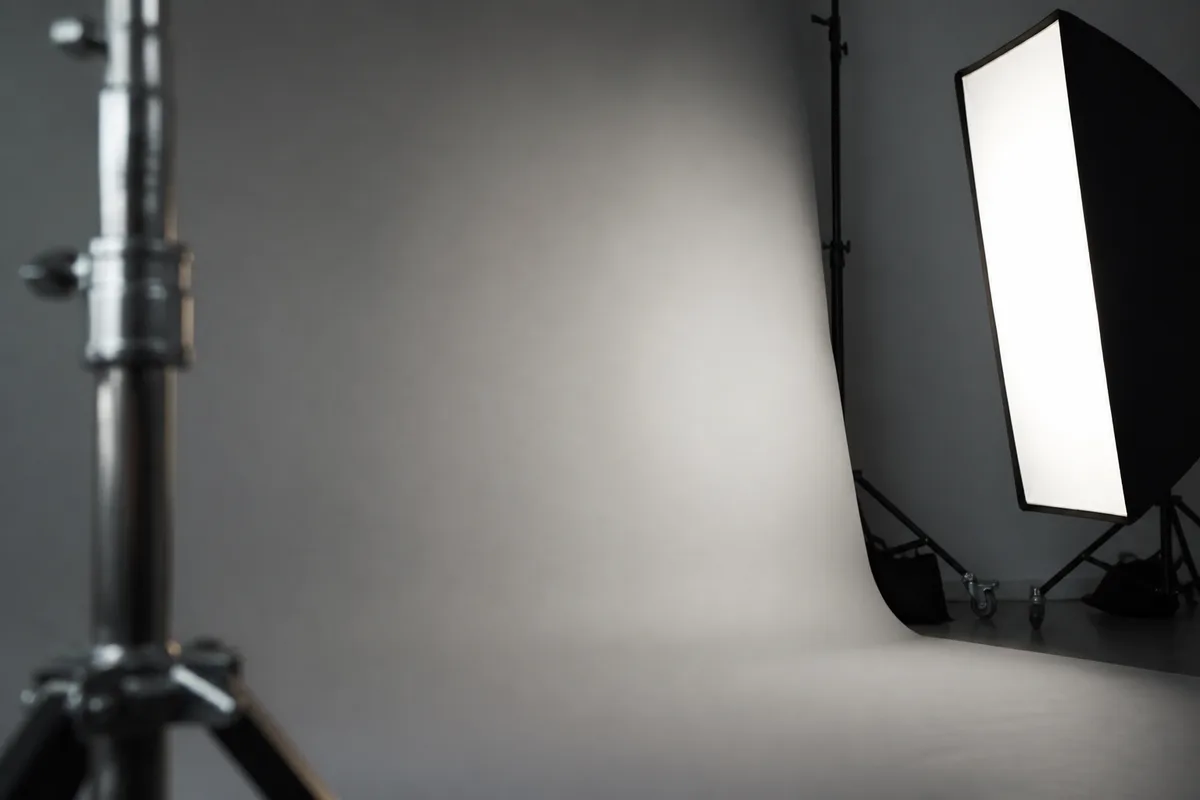 Studio photo préparé avec fond neutre tendu et boîte à lumière allumée