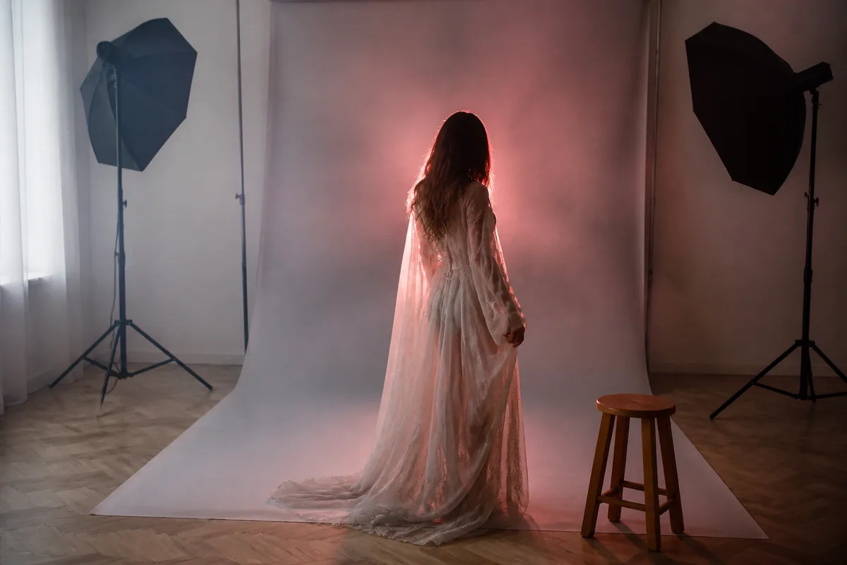Portrait fantasy en studio avec contre-jour coloré et brume légère