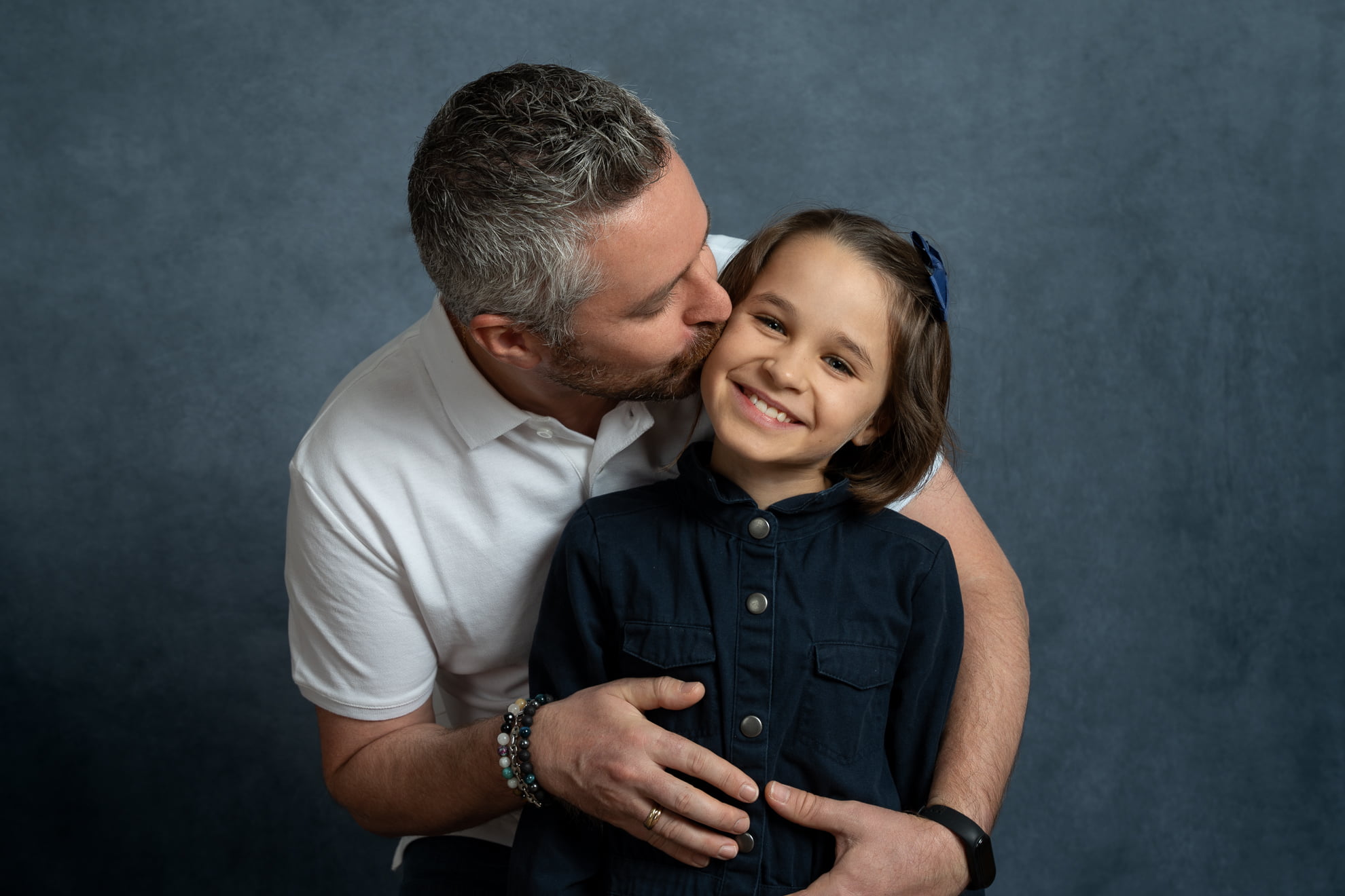 séance famille studio chambery papa qui embrasse sa fille