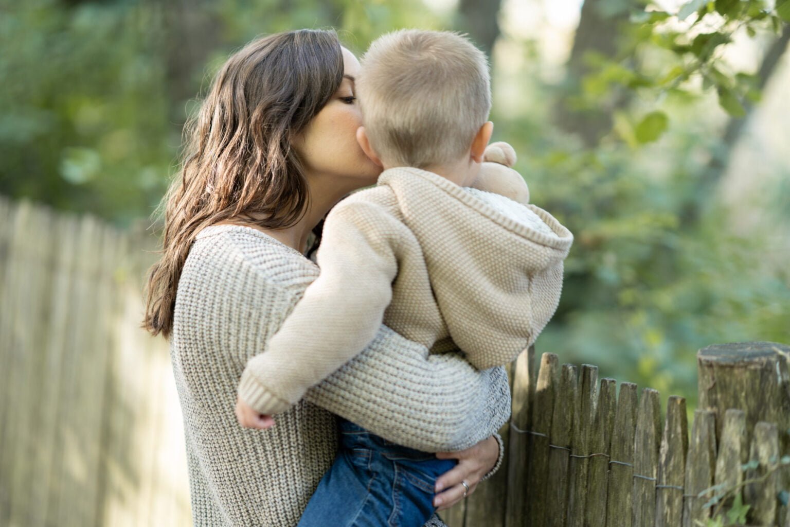 séance lifestyle famille chambéry maman qui embrasse son fils dans les bras