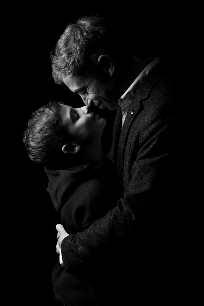 séance famille studio chambery papa qui tient son fils dans ses bras