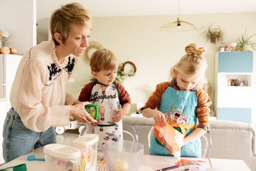 maman qui cuisinent avec ses enfants