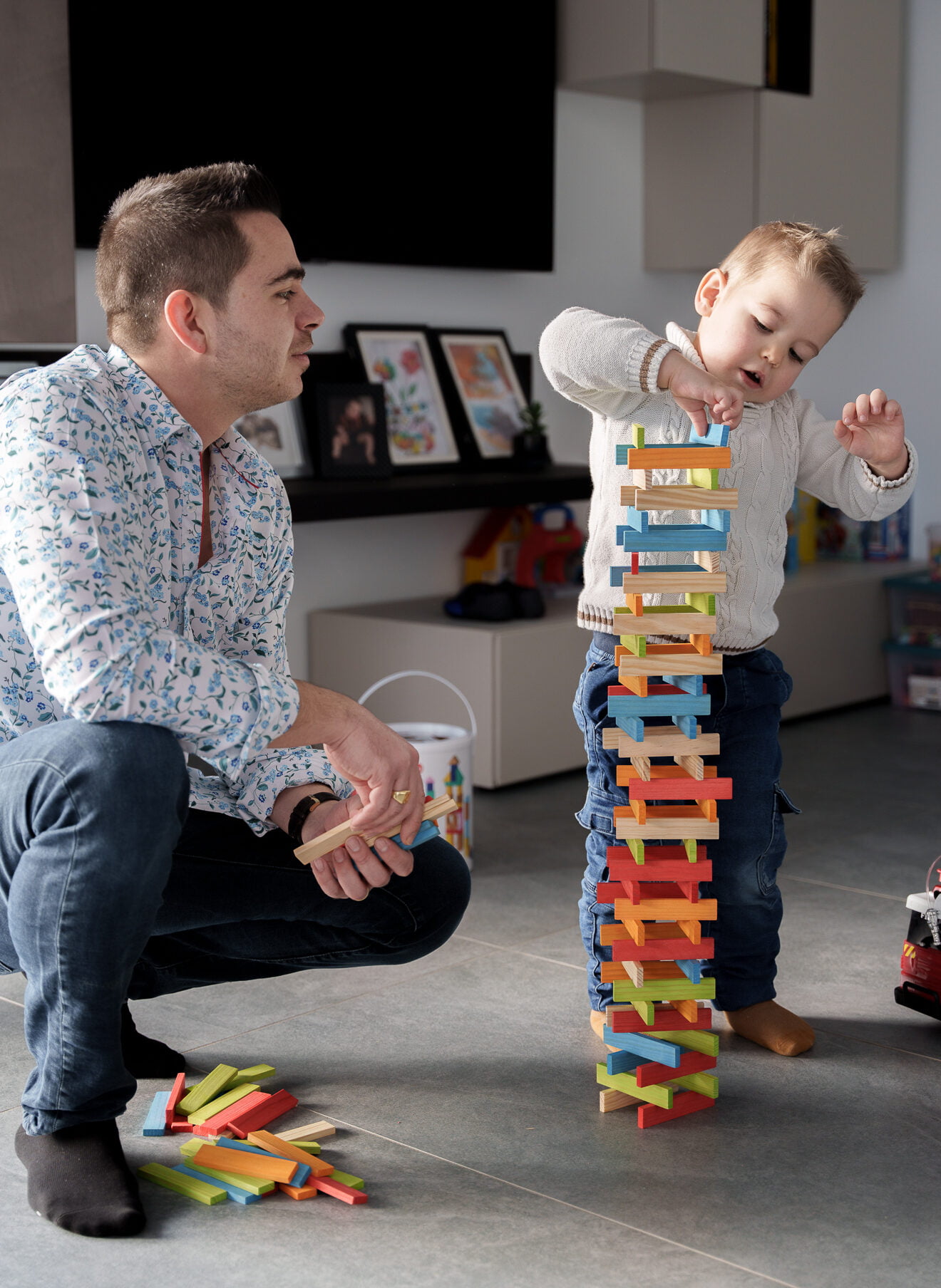 papa qui joue avec son fils au kapla