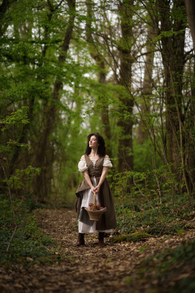 photo du chaperon rouge dans les bois