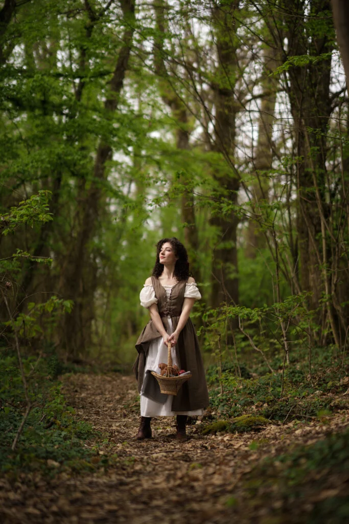 photo du chaperon rouge dans les bois