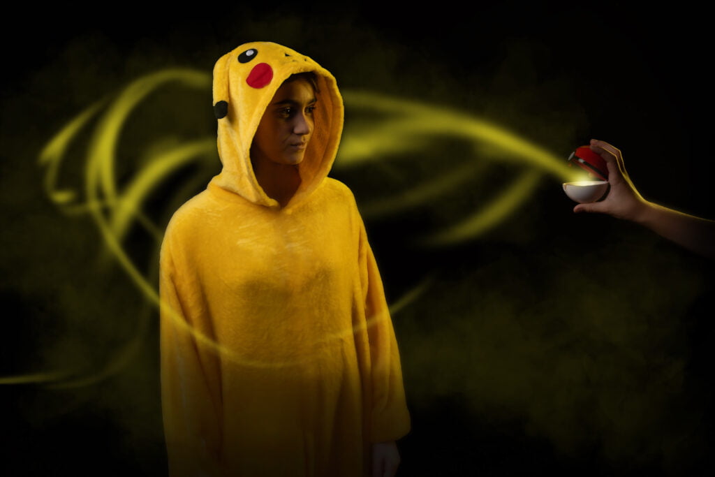 Photo d'une jeune fille déguisée en pikachu