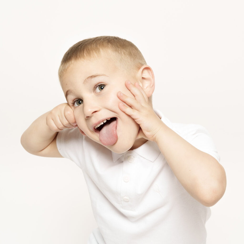 Portrait studio d'un enfant qui fait une grimace