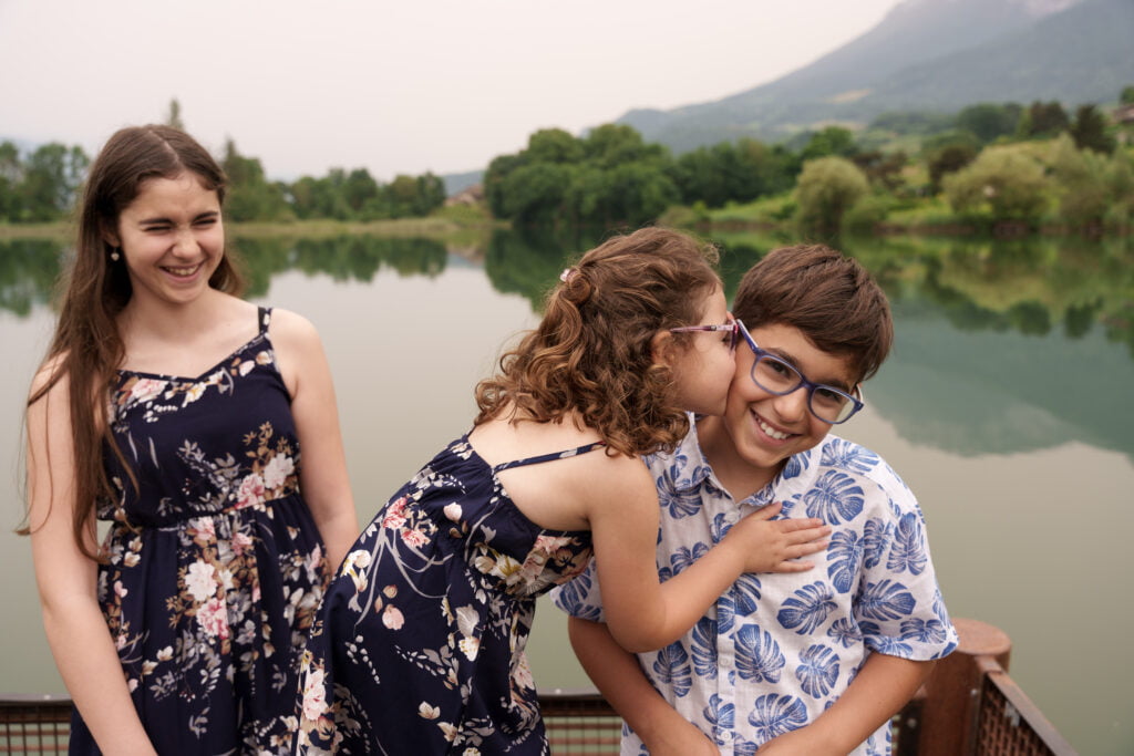 Photo de trois frères et soeur qui s'embrassent